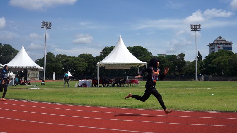 Lebih Pede Lari Tanpa Sepatu, Selvia Wulandari Jadi Juara Pertama Lari 800 Meter Pospenas IX