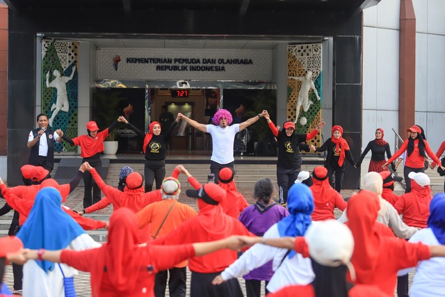 Jumat Krida Makin Meriah Bersama Sanggar Senam Dewinata, Ditutup Penampilan Angklung Alamanda